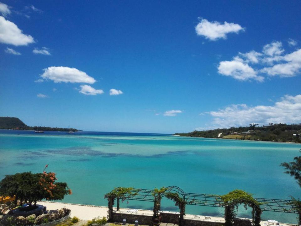 Crystal Beach Hotel Port Vila Exteriör bild
