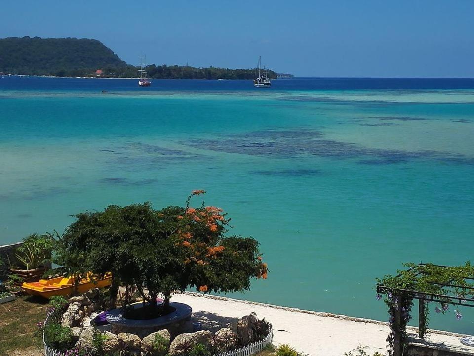 Crystal Beach Hotel Port Vila Exteriör bild